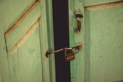 蓝色木门上的棕色挂锁